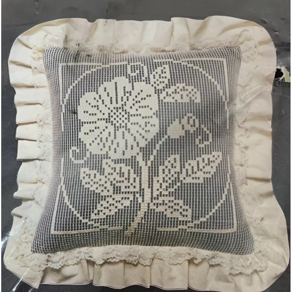 NeedlePoint Creations Net Darning Poppy Pillow 14" x 14" Kit #980 New Vintage